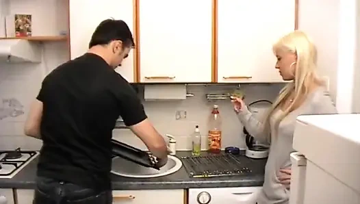 Genç kızın parıldaması için lezzetli bir akşam yemeğine ve mutfağına ihtiyacı var