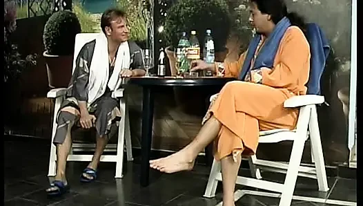İnce Alman kızlar ateşli dörtlü sekste büyük paylaşıyor