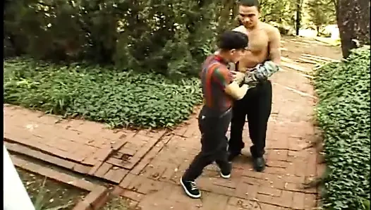 Şapkalı yakışıklı adam bu azgın çocuğa kafa veriyor