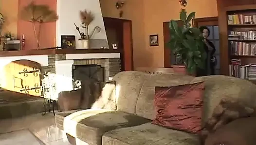 Seksi bir esmer için derin çifte penetrasyon!