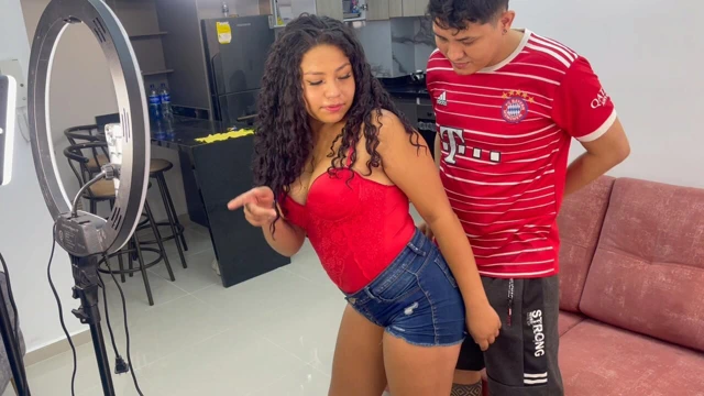 Küçük üvey kız kardeşime sosyal ağlarıyla yardım ediyorum ve sonunda zenginleşiyoruz.