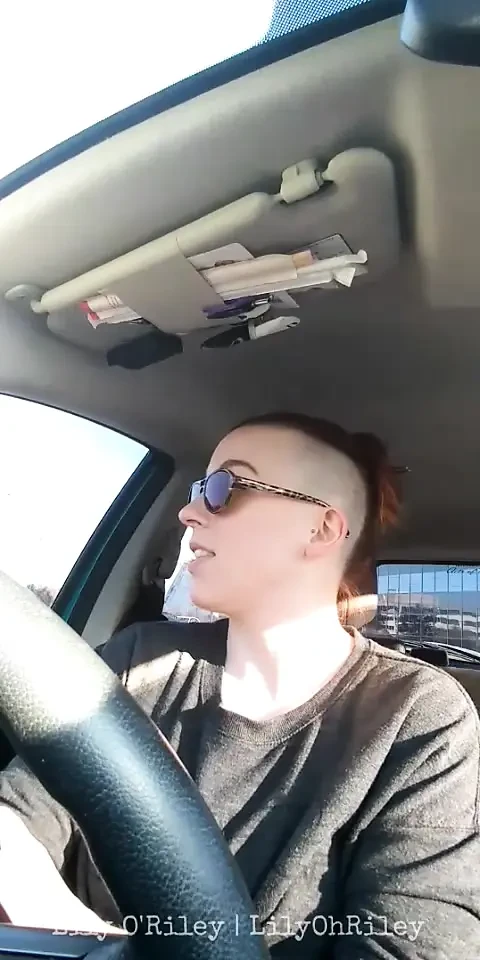 Alt kızıl saçlı halka açık teşhircilikten sonra boşalıyor