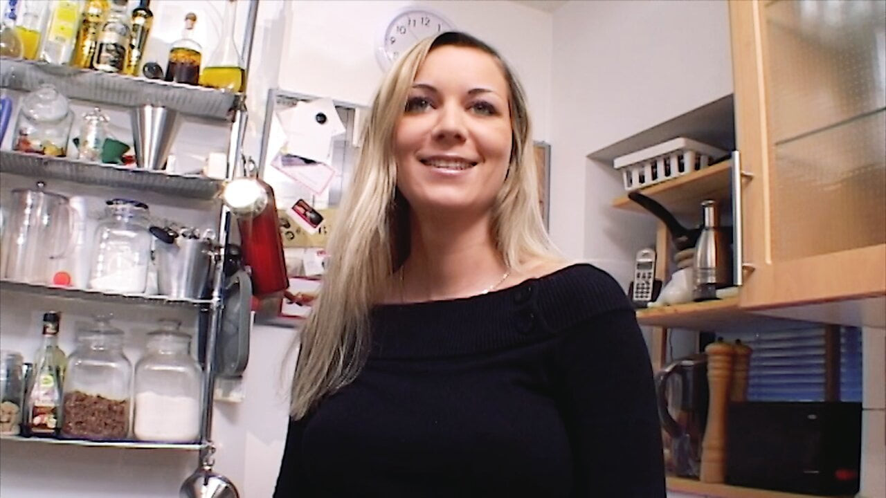 Olağanüstü Alman milf ile dev göğüsler dildoing ona tıraş beceriksizlik içinde the mutfak
