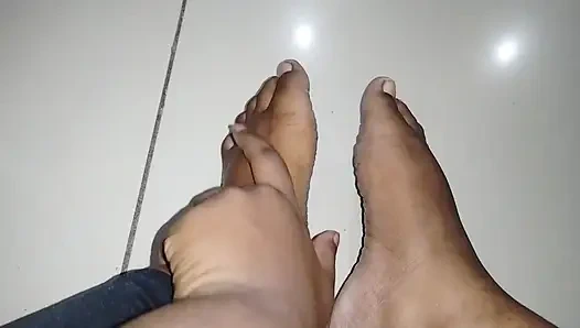 Sevimli ateşli kız 18+ tüm finansal varlıklarınız karşılığında zevkiniz için güzel temiz ayaklarını sunar.