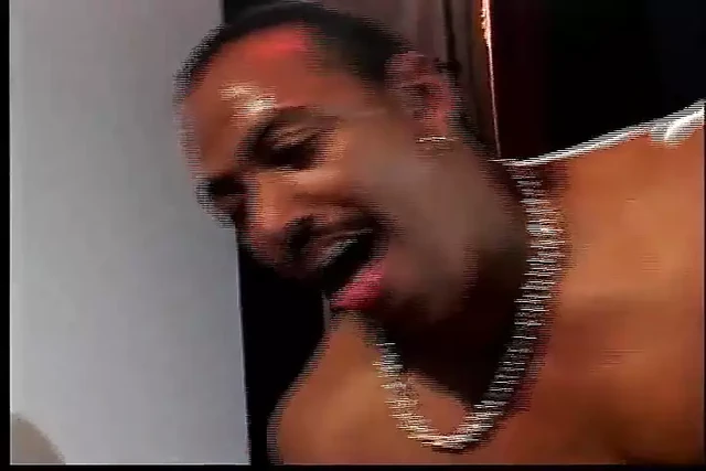 İki güzel seksi zenci lezbiyen hatun büyük siyah yarağı paylaşıyor