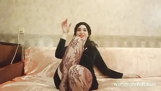 Dalya mastürbasyon sırasında götüne parmak sokmak ekstra zevk alıyor