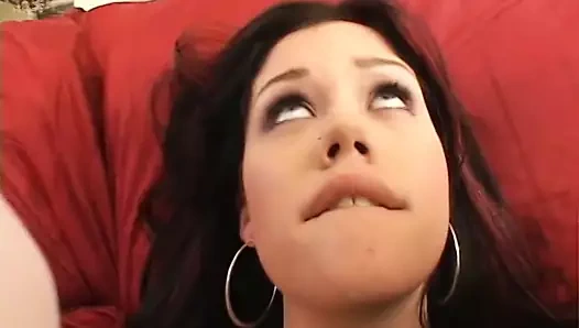 İki büyük yarak alan bu seksi küçük esmer için büyük yüz yükleri