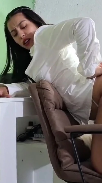 Захватывающий момент из "Мой муж ждет меня дома, а я здесь с моим боссом пытается получить повышение".