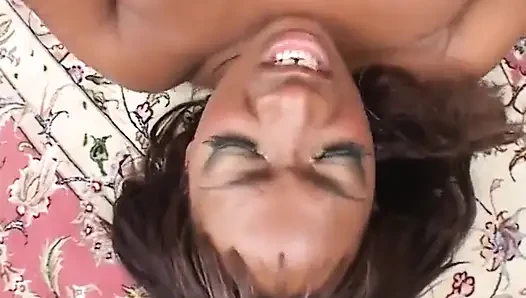 Seksi zenci bebek beyaz adamla sert seks yaptıktan sonra döl yutuyor