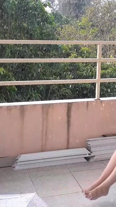 Sevimli bayan sallanan salıncakta sallanıyor, bir çatı altında yağmurdan saklanıyor. 185 2 | Klip 1