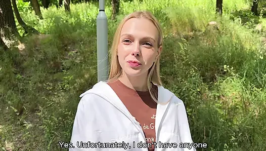 TINDER RANDEVUSUNDA ORMANDA SIKIŞIYOR. BANA 500 RUBLE IÇIN VERDI.