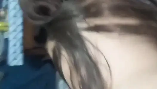 Seksi üniversiteli kız sınıfına biniyor ve sonunda yatakta sikişiyoruz