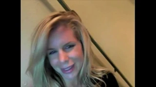 Sarışın milf şeritler içinde merdiven için bf