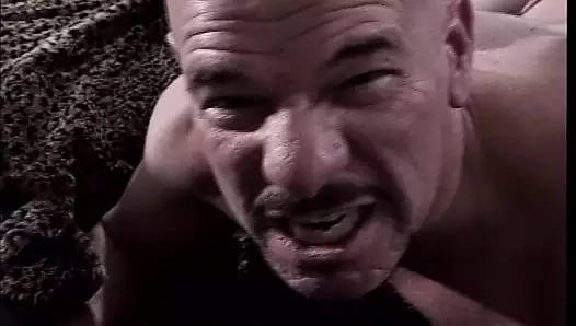 Ateşli orta yaşlı seksi kadın büyük takma yarakla sikmeden önce ayağını yaşlı bir adamın göt deliğine sokuyor