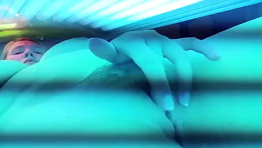 Biraz yaramaz bronzlaşma yatak eğlencesi!
