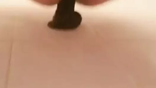 Benim fucktoy kıçından bir yapay penis kullanarak.