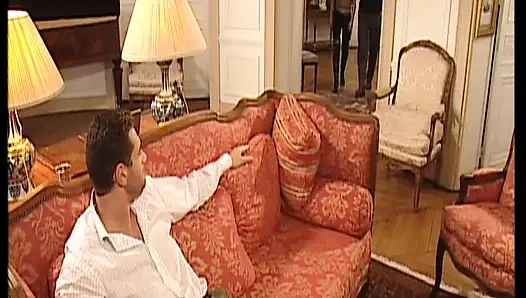 Büyük götlü esmer Alman orta yaşlı seksi ev hanımı fmm'de iki yarağı birden alıyor