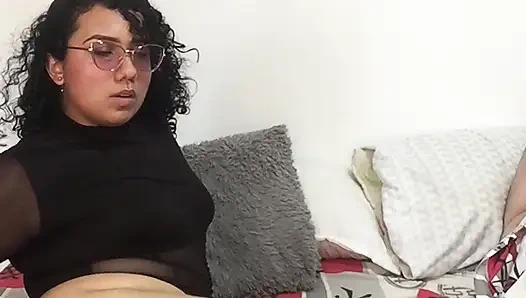 Ateşli komşumu düşünerek amına mastürbasyon yapıyorum.