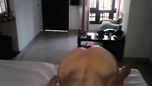 Sarışın Olgun Eş Seksin Tadını Çıkarıyor