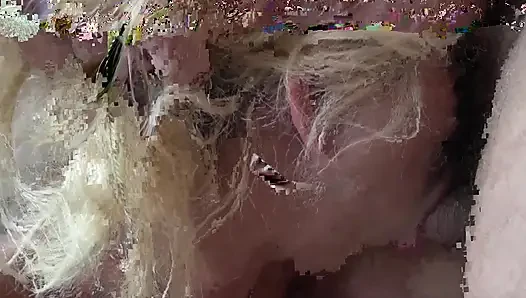 Sarışın orta yaşlı seksi kadın kanepede fışkırtarak orgazm oluyor