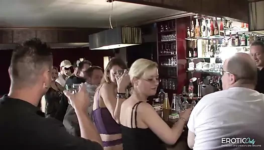 Ateşli sarışın gerçekten sert sikilmek istiyor