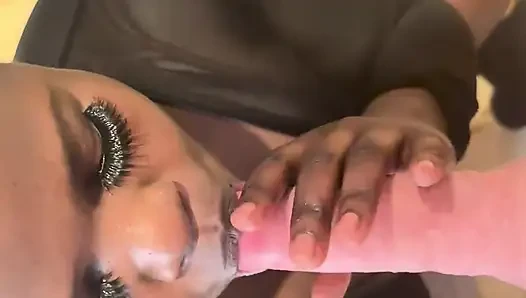 Anderica gırtlağına kadar alıyor ve siyah götlü Afrikalı kızı sikiyor