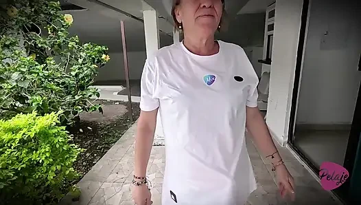 Üvey anne üvey kızını havuzda dildoyla oynarken yakaladı ve fışkırtana kadar ona mastürbasyon yaptı.