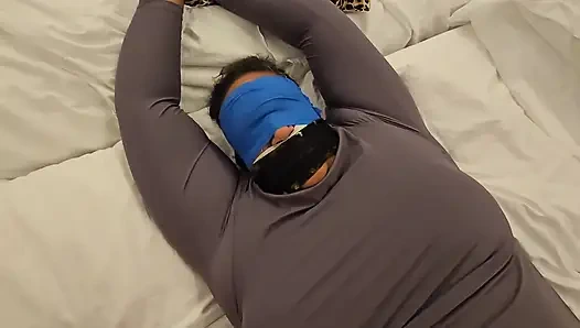 Kocası elbisesine boşalıyor