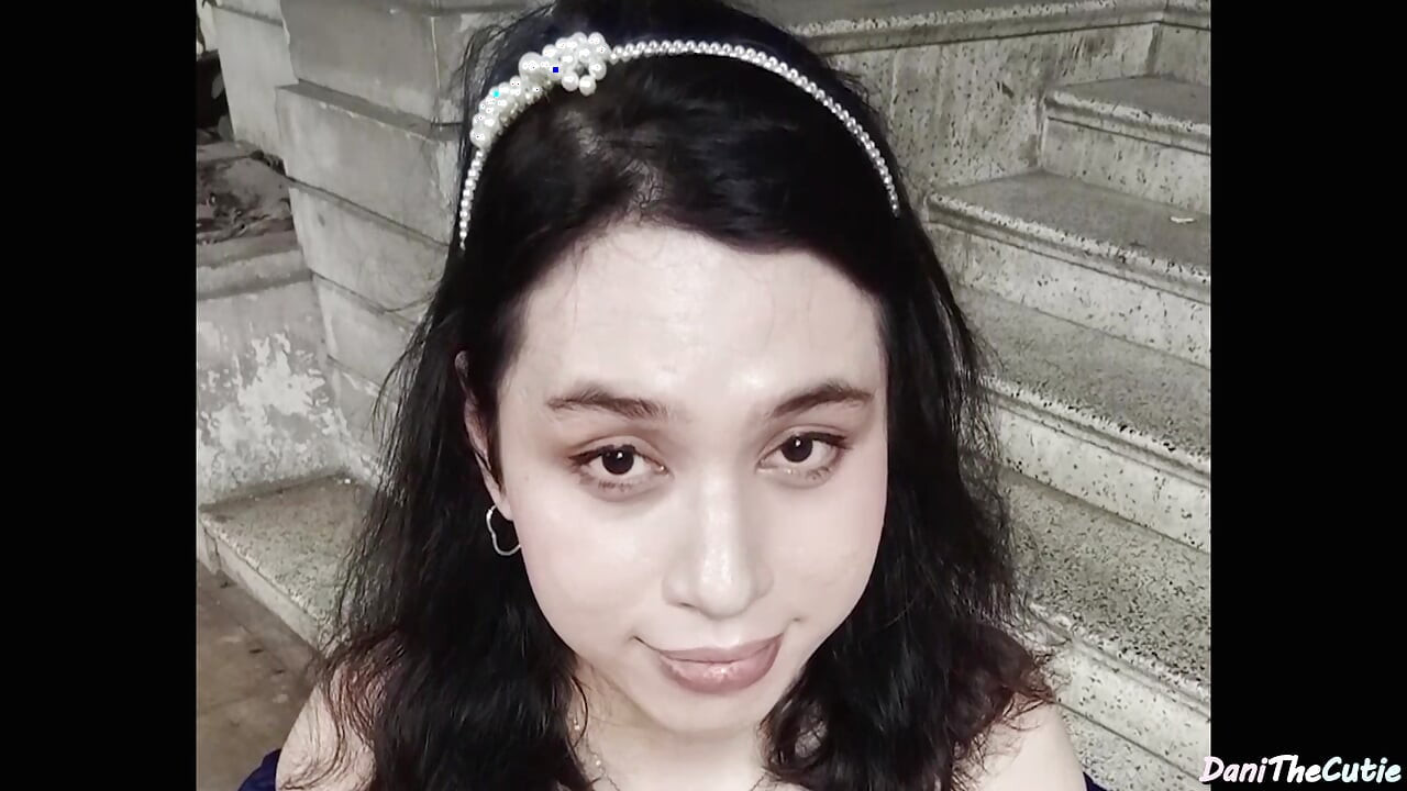 Seksi pinay travesti danithecutie herkesin içinde göğüslerini ve tuvalette götünü teşhir ediyor