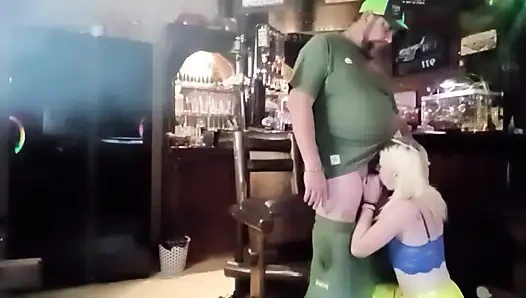 Sarışın küçük kırmızı başlıklı kız biraz sevişiyor