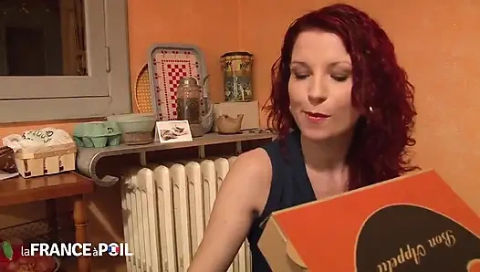 Sürtük Fransız kızıl saçlı pizza ve amcık dağıtıyor