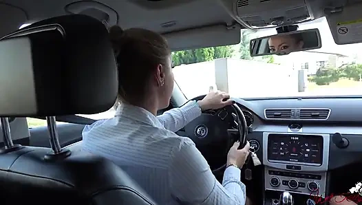Uber sürücüsü bir kostümlü kızı emiyor ve sikiyor