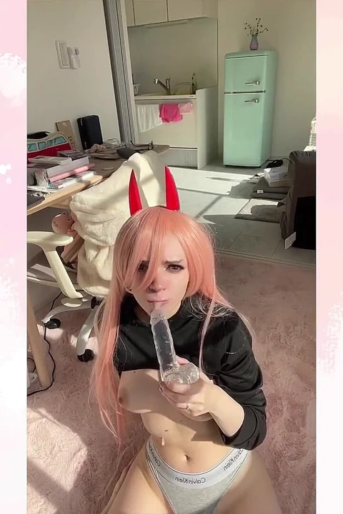 Power бензопила играет со своей киской в первый раз