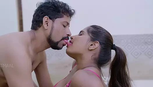 Ateşli hintli azgın tejaswini oğlan frend ile tam çıplak sikişiyor