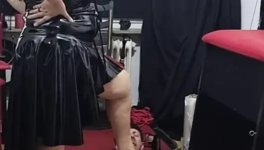 Xxl orta yaşlı seksi kadın domina köle domuzu köle domuz ile eğitiyor