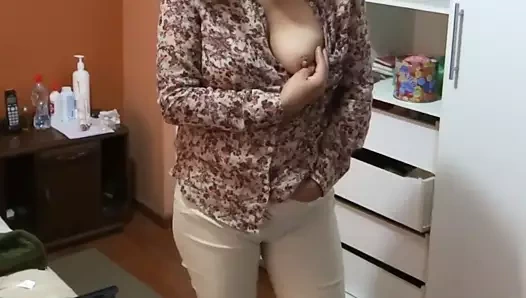 Karımın kız kardeşi yatak odasında azgın, sikişmek istiyor