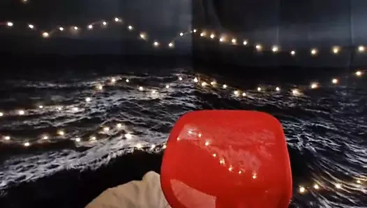 Genç toni o büyük memelerini gösteriyor