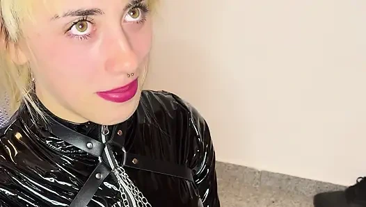 Lateks yüz sikişi bebek ıslak sakso