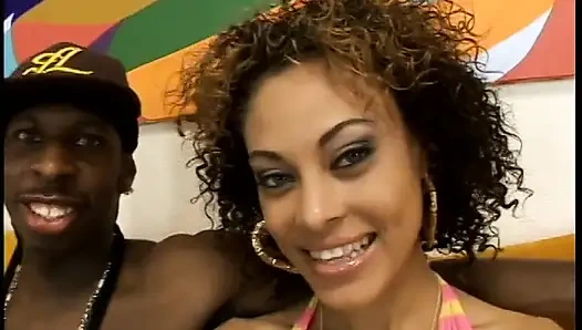 Siyah adam kahverengi sürtüğü yarağına biniyor ve kanepede sert sikiyor