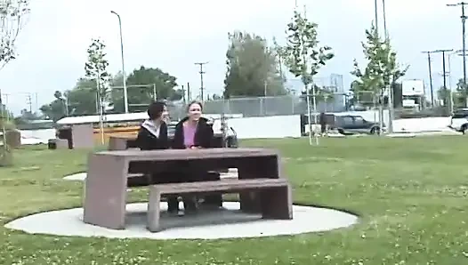 Esmer lezbiyen sikikleri bir sarışın ile bir strapon içinde the yatak odası