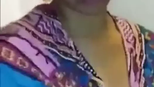 Hint milf onun süt toplar