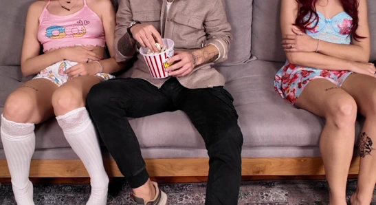 Genç üvey kıza utanmadan dokunuyor ve üvey kız kardeşinin önünde parmakla sikiliyor