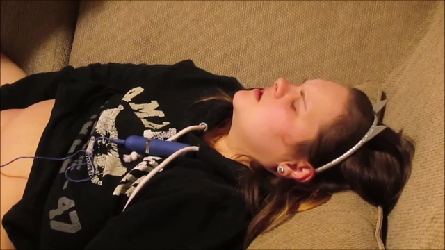 Ağrılı orgazm, 9 inç kalınlığındaki sik beyaz kızın sıkı amını mahvediyor