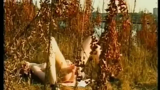 Büyük memeli genç klasik kızıl saçlı sürtük dildoyla mastürbasyon yapıyor ve orgazm oluyor