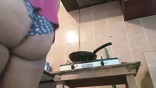 Mutfakta külotlu tombul orta yaşlı seksi kadın