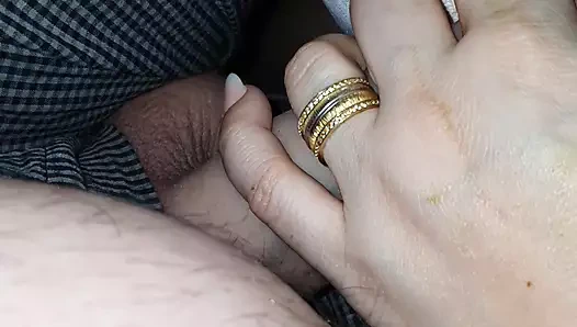 Üvey anne elle muamele üvey oğlu 9 inçlik güzel yarak ve zayıf