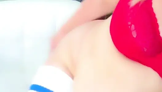Yalnız beyaz kız büyük götünü sallıyor büyük götlü pawg tanga külotla öğürüyor