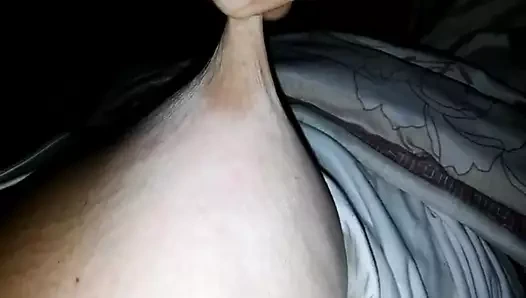 Göğüslerini oynat