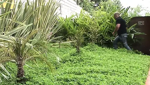 Büyük adam yeni arkadaşının küçük yarağını parlatıyor. Zevk almak