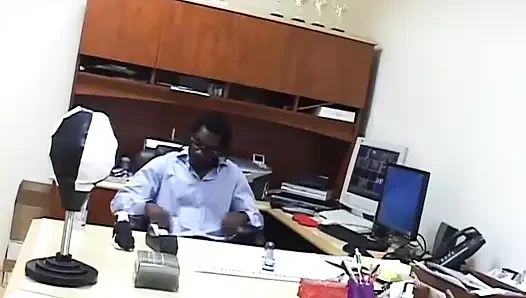 Siyah çift ofiste göt sikişiyor
